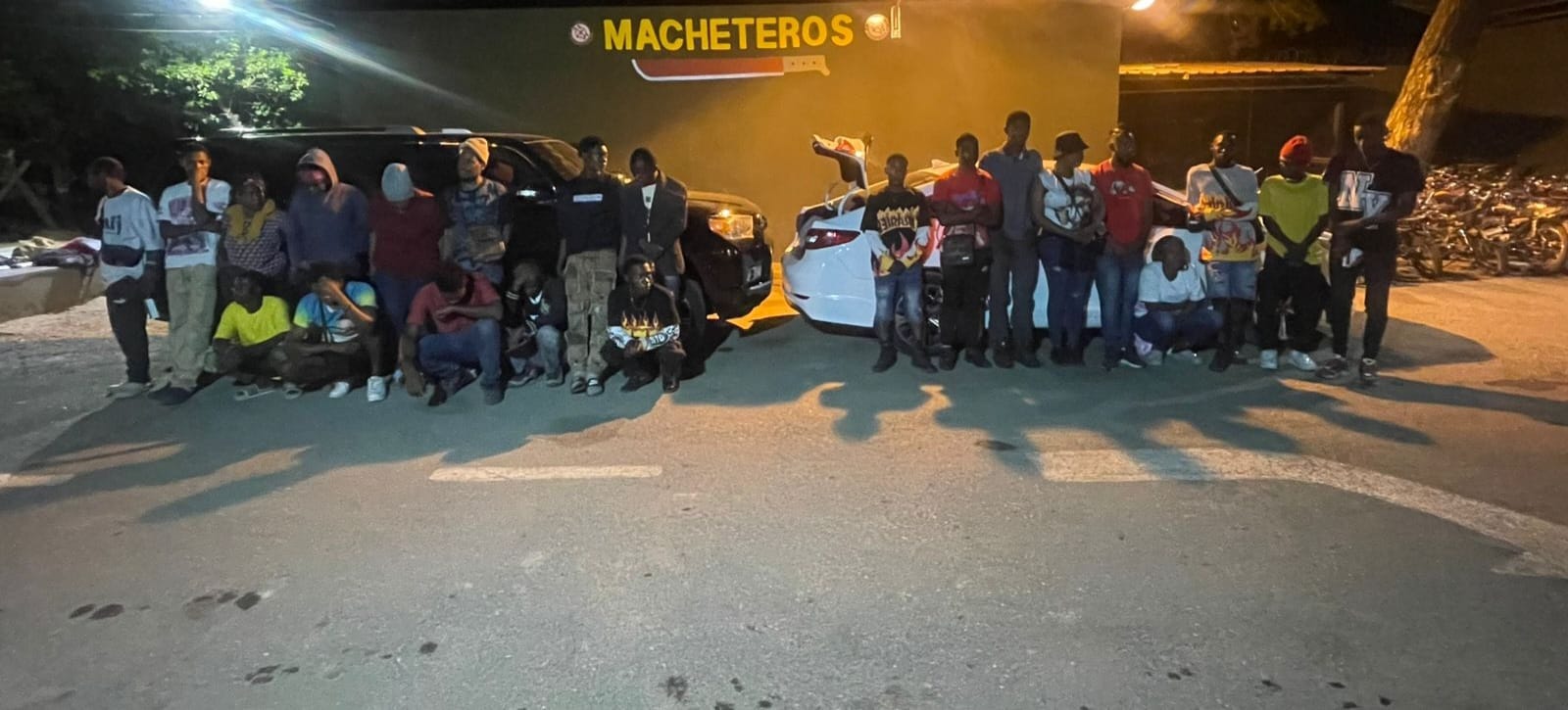 Interceptan vehículos con 22 haitianos indocumentados durante operativo en Mao