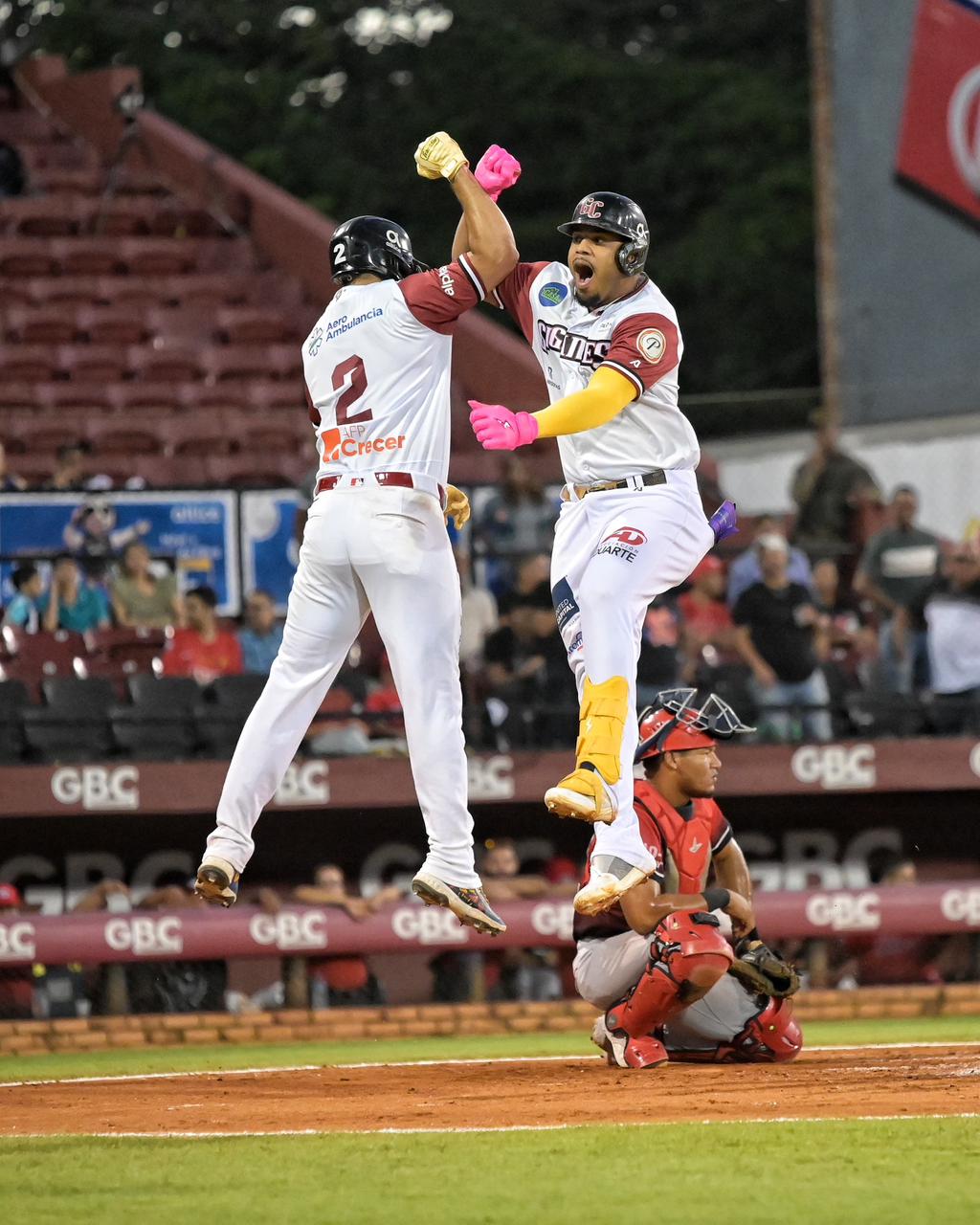 De los Santos encabeza triunfo de los Gigantes y aprieta la lucha por la clasificación