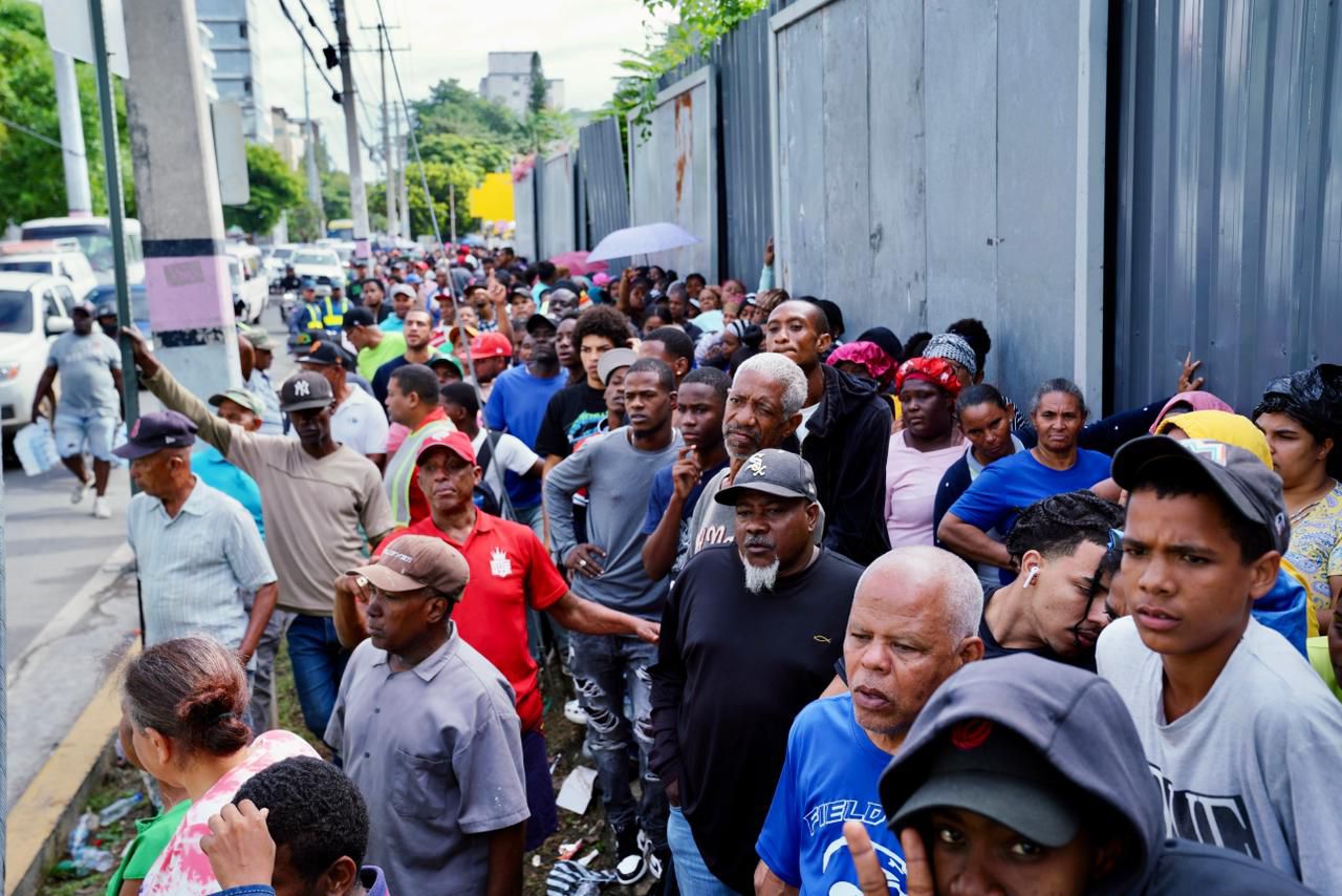 Leonel Fernández: Largas filas para recibir cajas navideñas evidencian la necesidad del pueblo dominicano