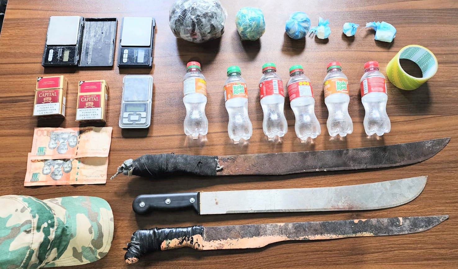 Autoridades ocupan drogas, alcohol adulterado y armas durante allanamientos en Barahona