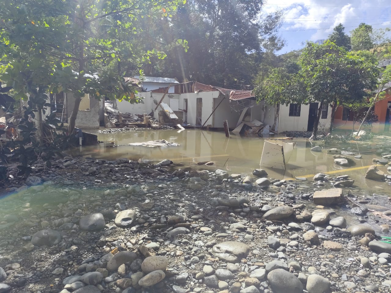Coraasan asumirá daños tras colapso de tubería que afectó cuatro viviendas en Sabana Iglesia