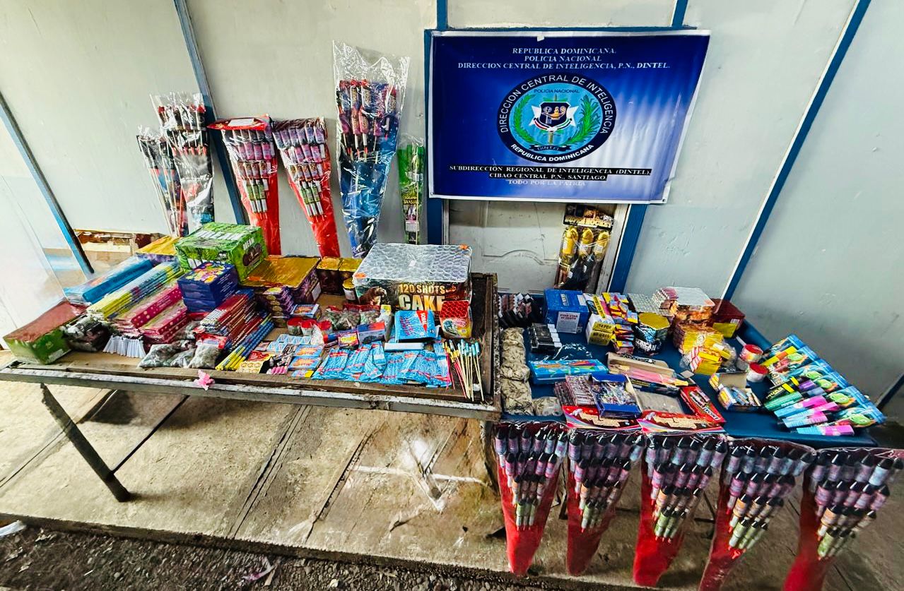 DINTEL, PN y MP decomisan más de 3,800 fuegos artificiales ilegales en Santiago