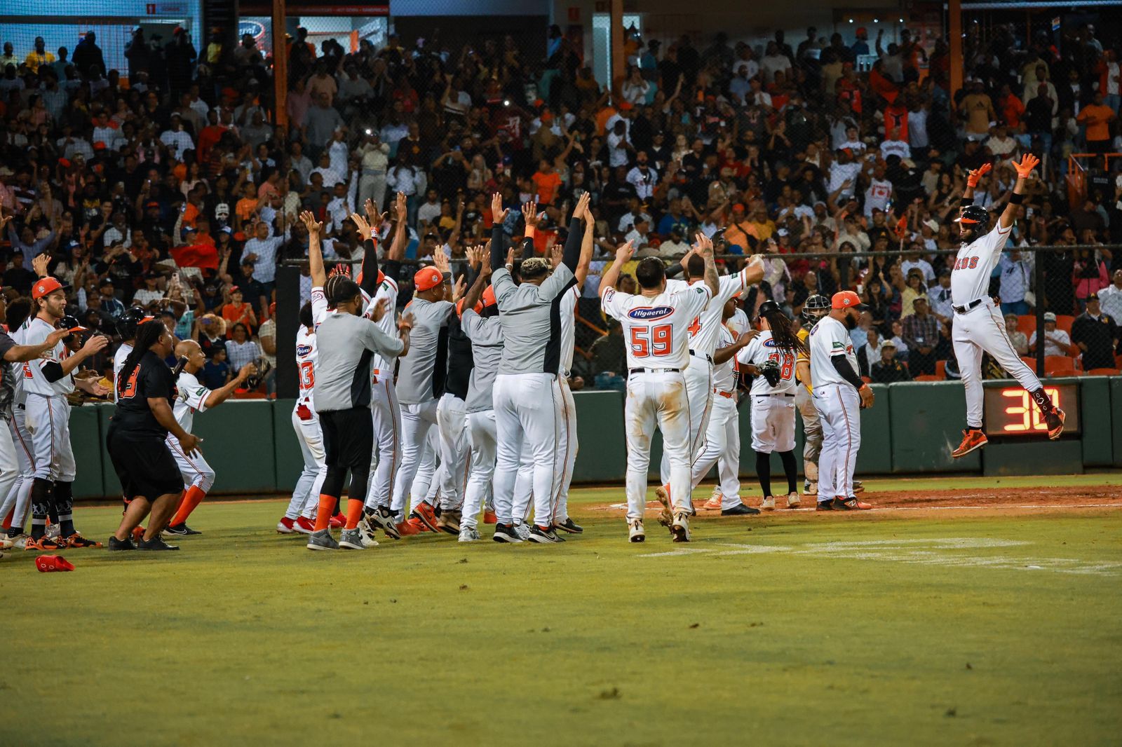 De la Cruz ataca de nuevo y decide remontada de los Toros sobre Águilas