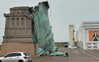 Réplica de Estatua de la Libertad se derrumba durante el paso de una tormenta en Brasil