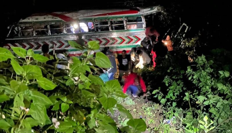 Al menos 15 muertos tras caída de autobús por un barranco en Guatemala