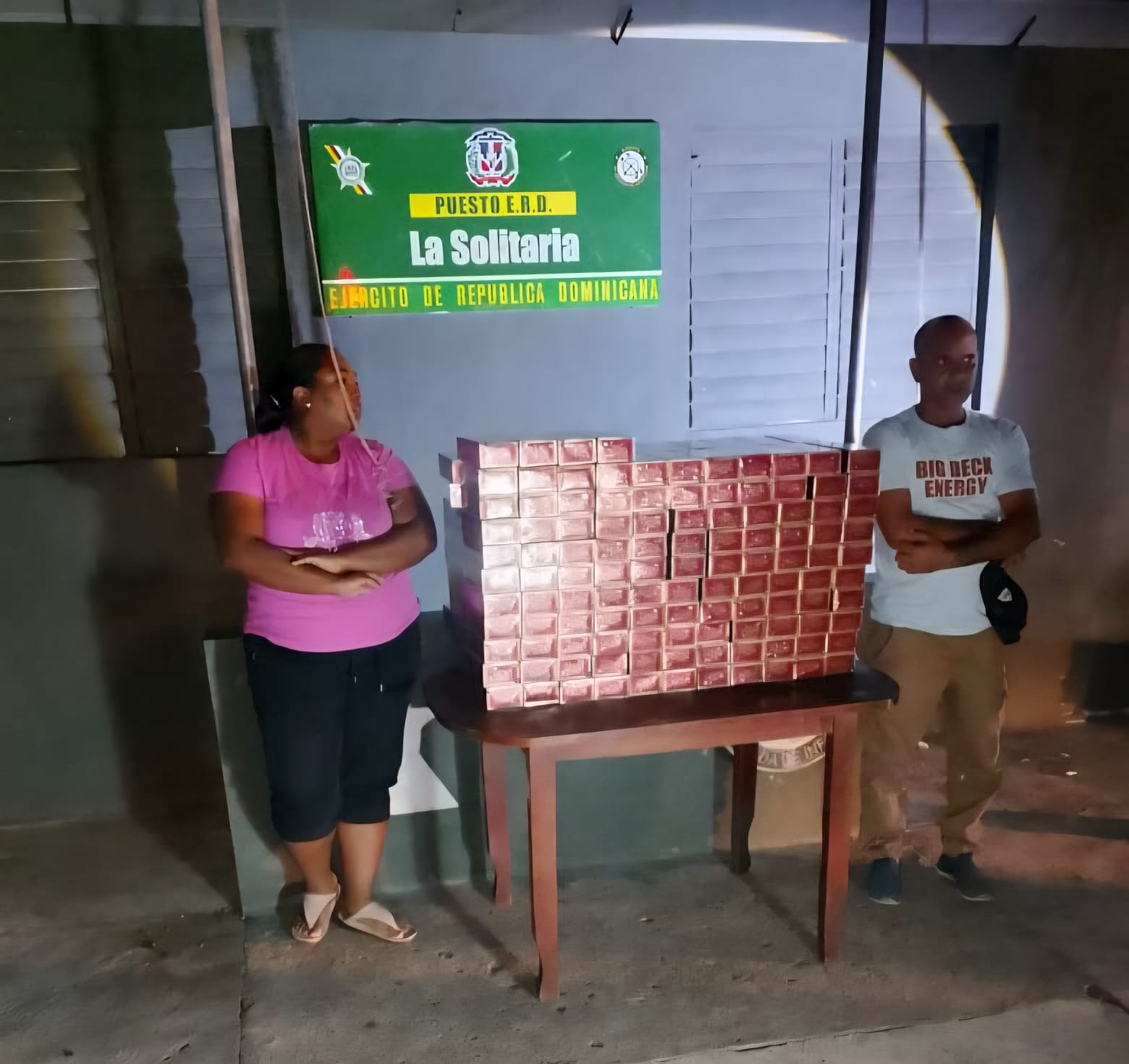 Ocupan más de 44,000 cigarrillos ilícitos y detiene a dos personas en operativo en La Solitaria, Montecristi