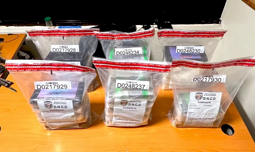 DNCD arresta a dos ciudadanos alemanes con 28 paquetes de presunta cocaína en el AILA