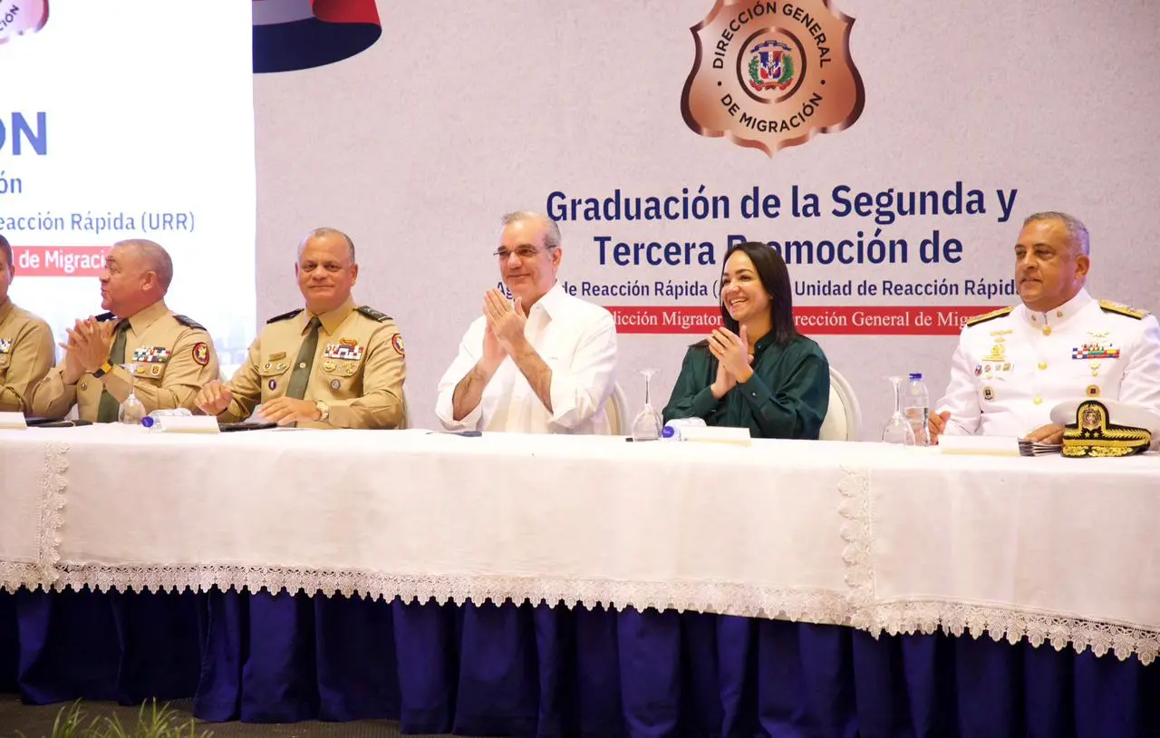 Abinader juramenta 865 nuevos agentes migratorios para reforzar el control en todo el país