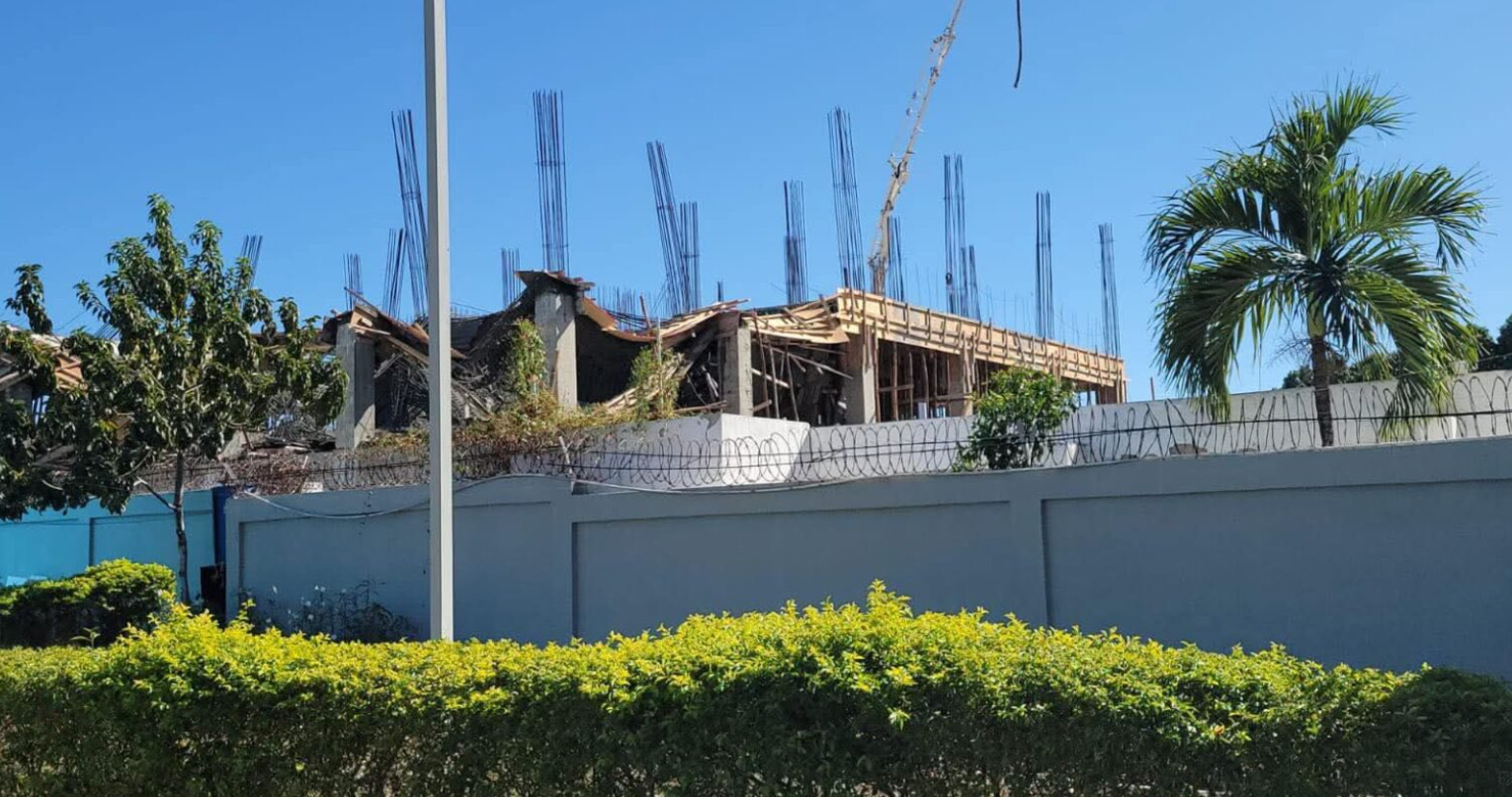 Colapsa techo en construcción de hospital materno infantil en Azua