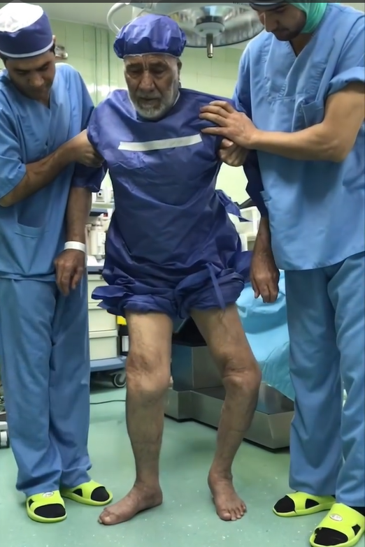 Médico iraní devuelve la movilidad a quienes nacen con rodillas deformes