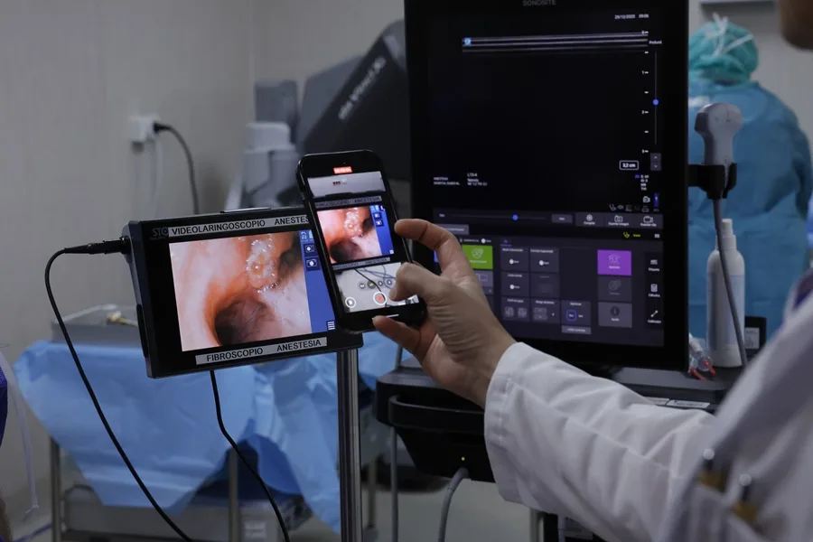 Una cirugía robótica pionera extrae un tumor al paciente sin intubar y en solo un orificio