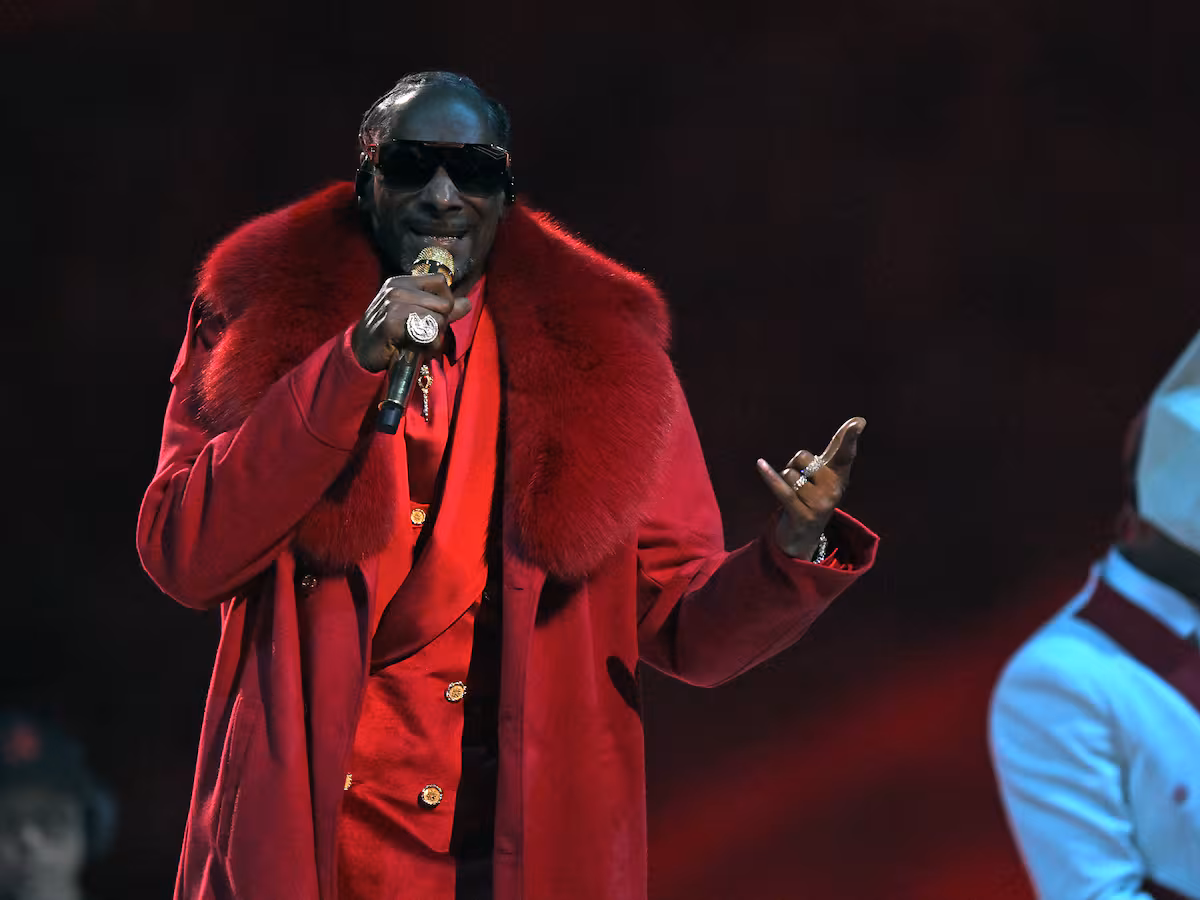 Snoop Dogg lidera show de medio tiempo navideño de la NFL