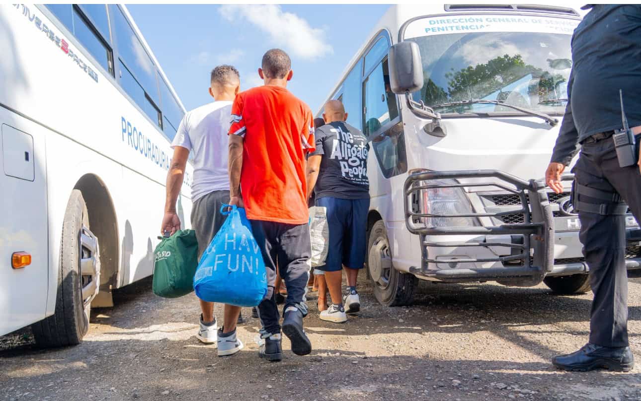 Trasladan 300 reclusos a Las Parras y paralizan envíos a la cárcel de La Victoria