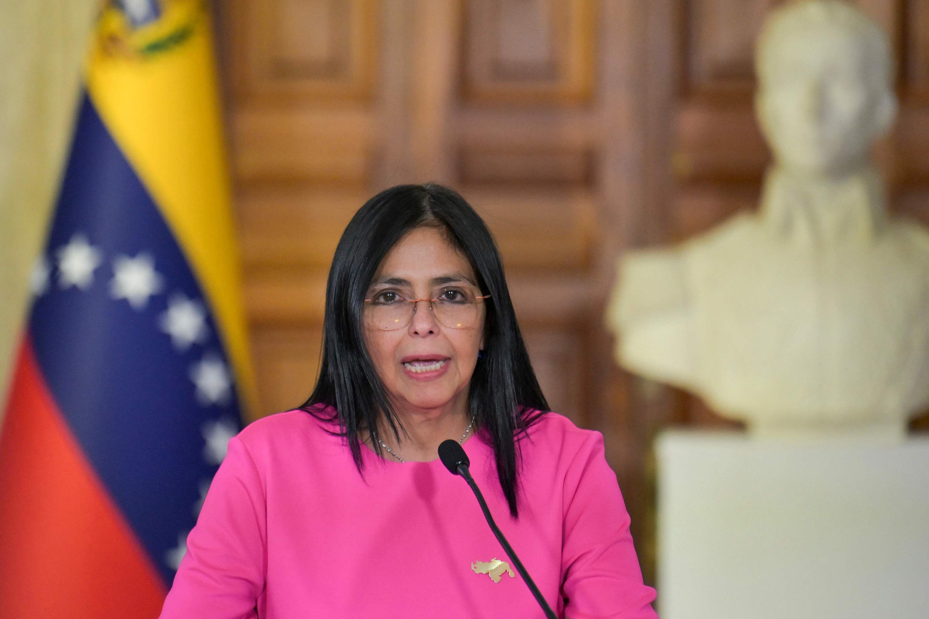 Delcy Rodríguez asume la presidencia interina de Venezuela tras destitución de Maduro