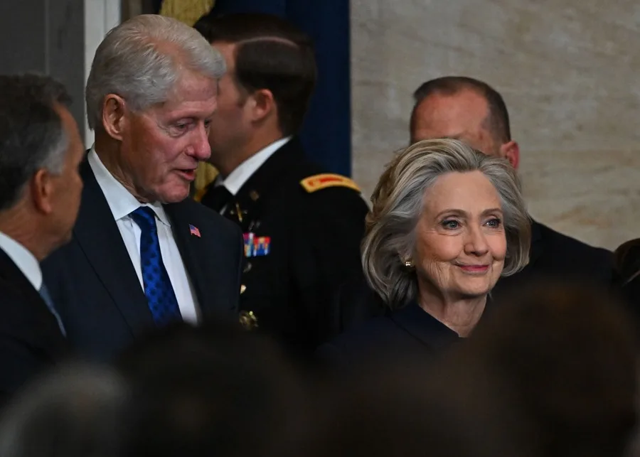 Avanza en el Congreso de EE. UU. proceso para declarar en desacato a los Clinton por el caso Epstein