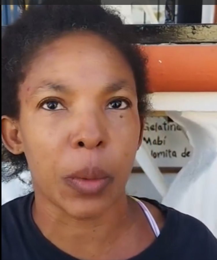 Policía arresta a joven acusada de agredir violentamente a su madre en Santiago Oeste