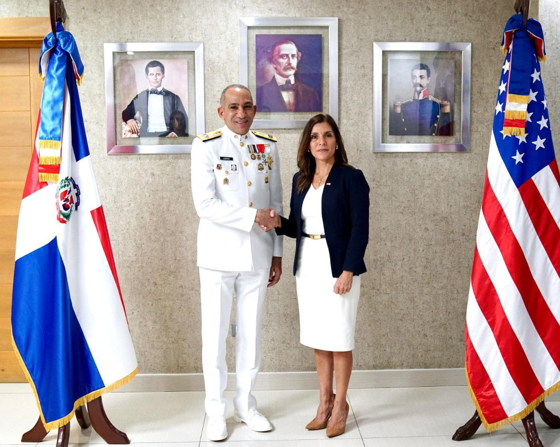 Embajadora de Estados Unidos se reúne con el presidente de la DNCD para tratar lucha contra el narcoterrorismo