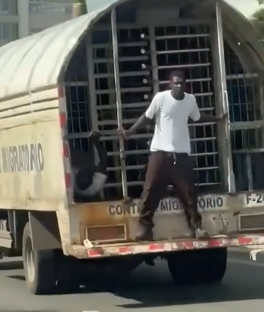 Migración sanciona agentes tras fuga de indocumentados que se lanzaron de camión en movimiento