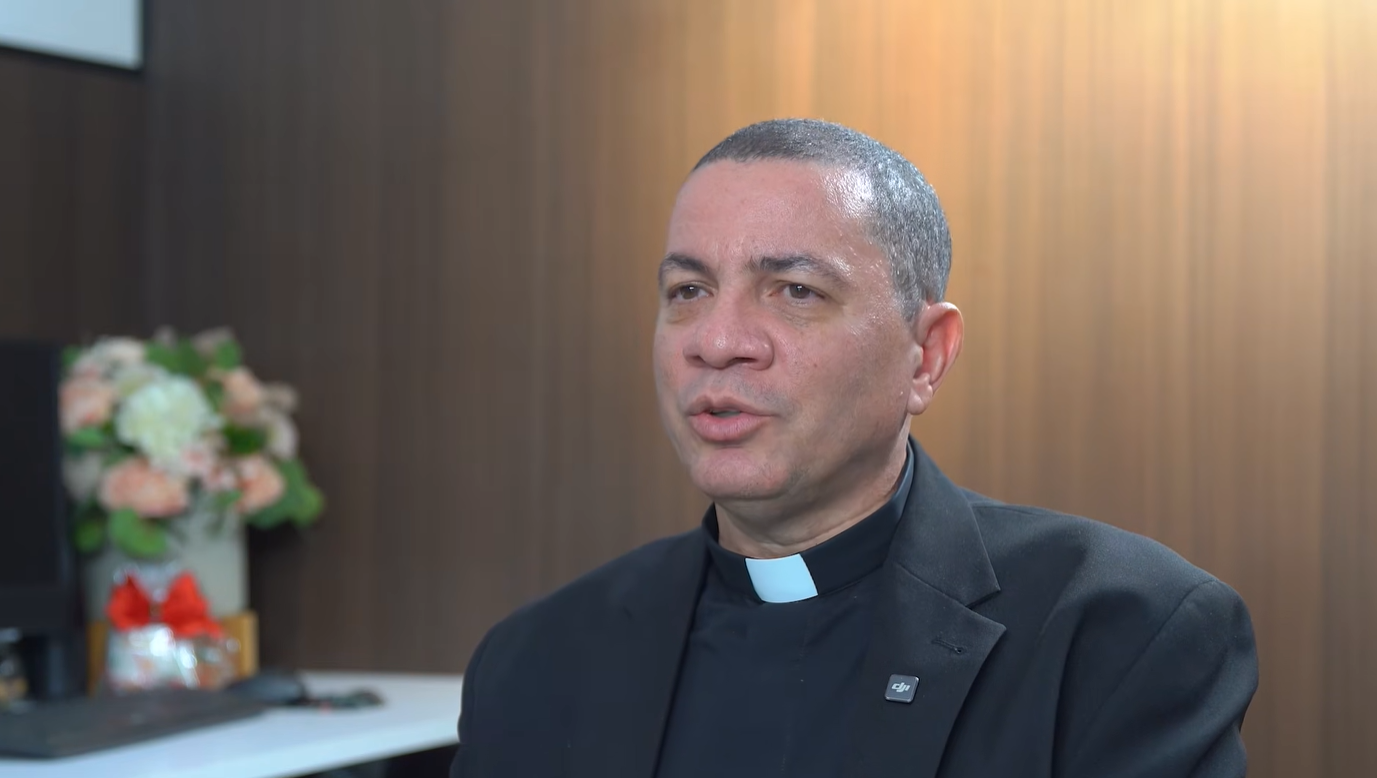 Desde servicio militar obligatorio hasta devolver autoridad a directores: Padre Norberto propone reformas en la educación dominicana
