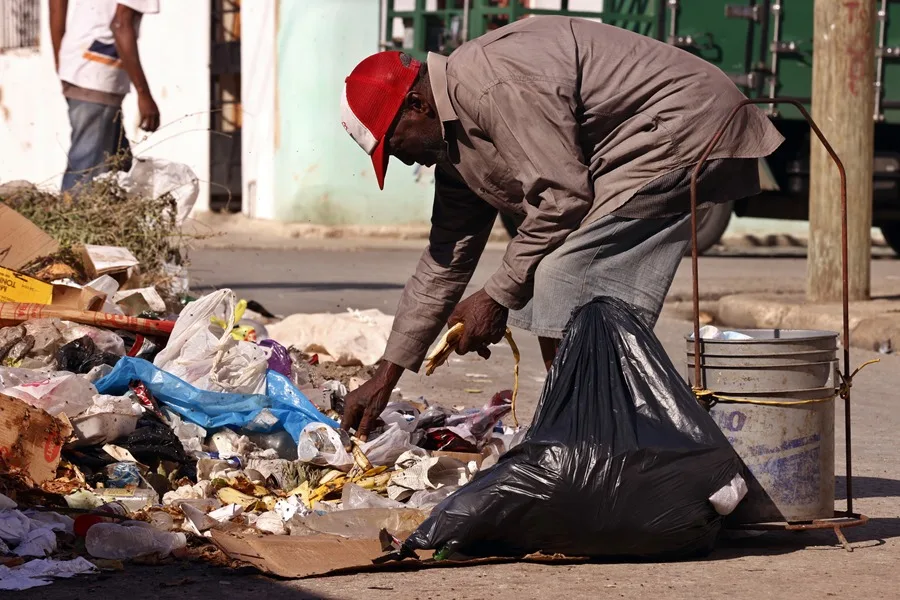 La basura rebosa las calles en Cuba por la falta de gasolina: «Todos los días está peor»