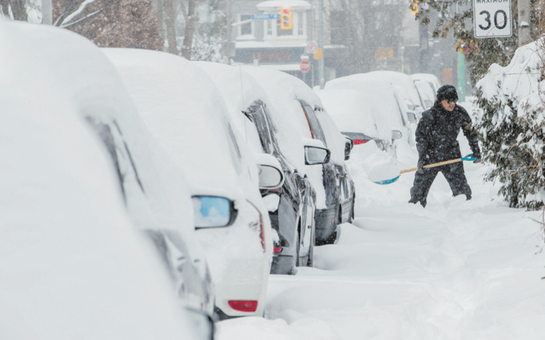 Al menos 15 muertos y casi 800 mil hogares sin electricidad en EEUU por tormenta invernal