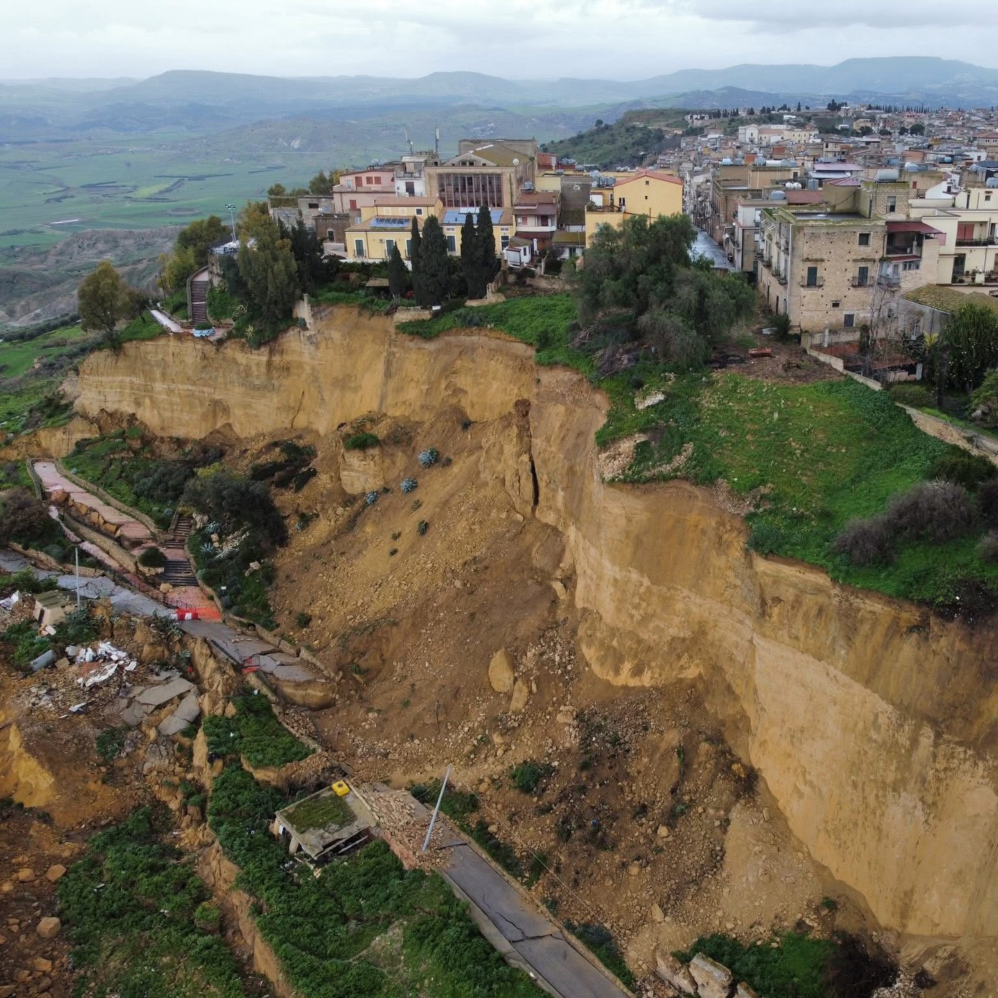 Casi 1.000 personas evacuadas tras colapso de viviendas por lluvias en Sicilia