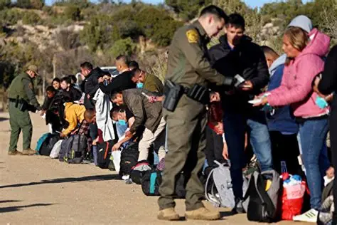 EE.UU. eleva a 2.600 dólares el incentivo para que los migrantes salgan voluntariamente del país