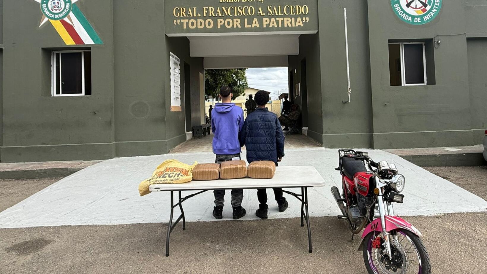 Detienen a dos hombres tras ocuparles 30 paquetes de presunta marihuana en Dajabón