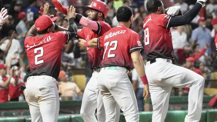 González y De la Cruz lideran triunfo del Escogido