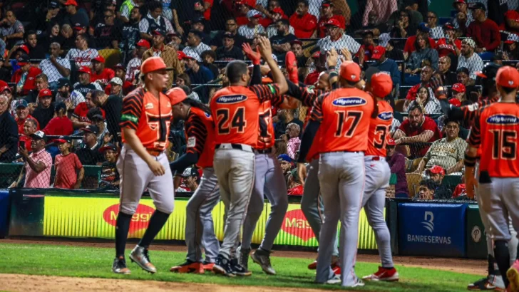 Toros se imponen al Escogido y recortan la serie