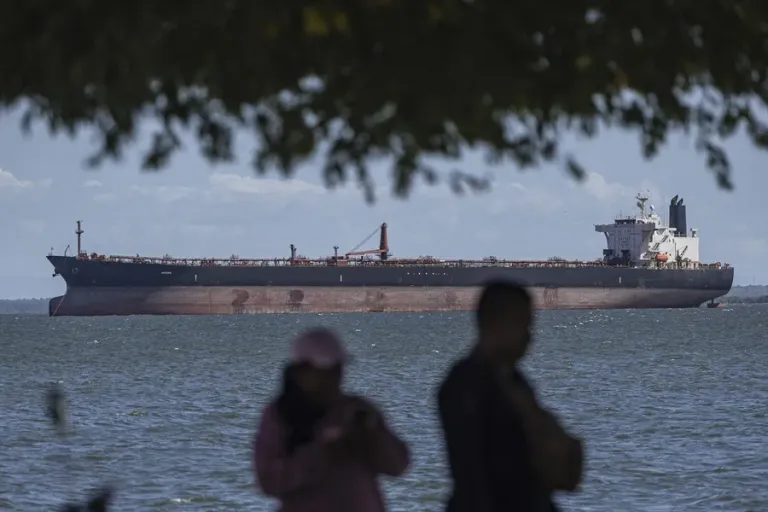 Rusia envía un submarino para escoltar el petrolero que EEUU trata de confiscar en Venezuela