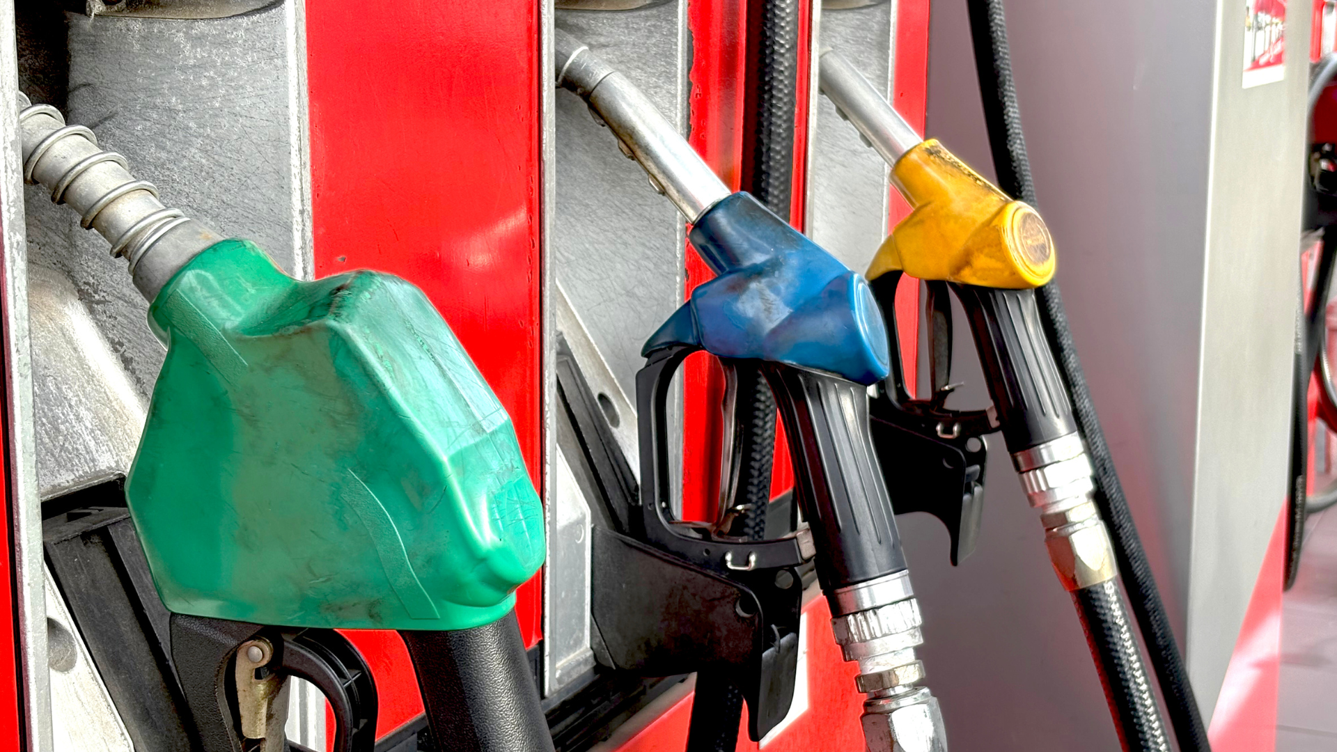 Gobierno mantiene sin variación precios de combustibles esenciales