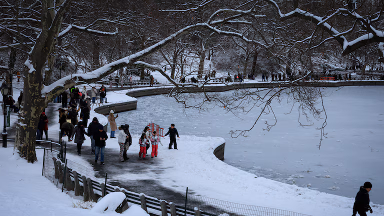 Nueva York declara el estado de emergencia ante fuerte tormenta de nieve y frío extremo