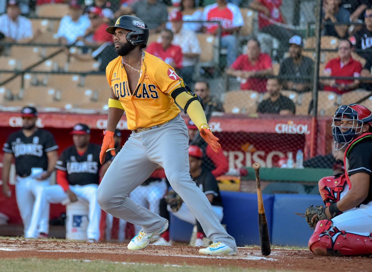 De la Cruz domina y la ofensiva responde: Águilas cortan invicto de los Leones con triunfo 4-1.