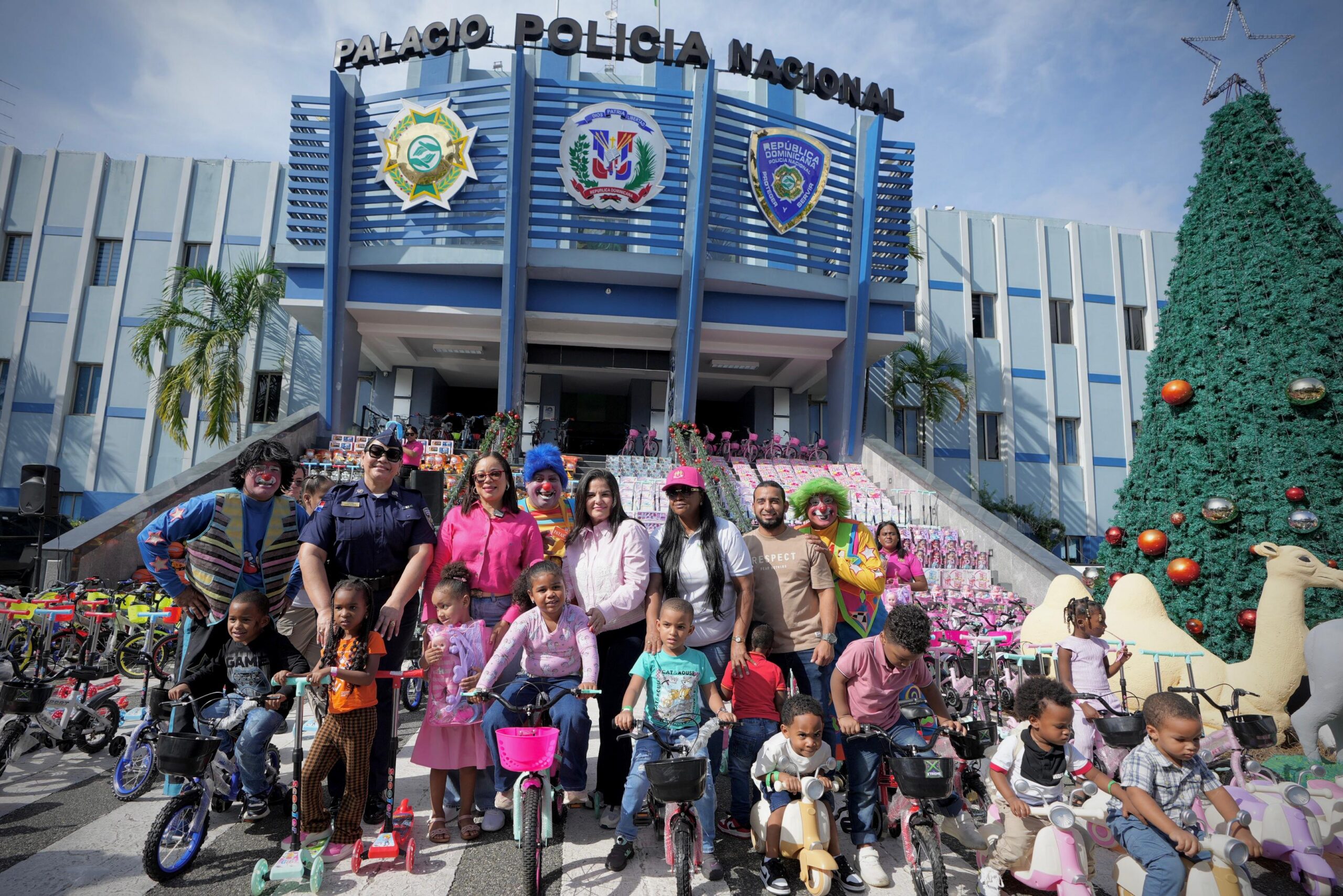 Juguetes para los hijos de agentes policiales en víspera del Día de Reyes
