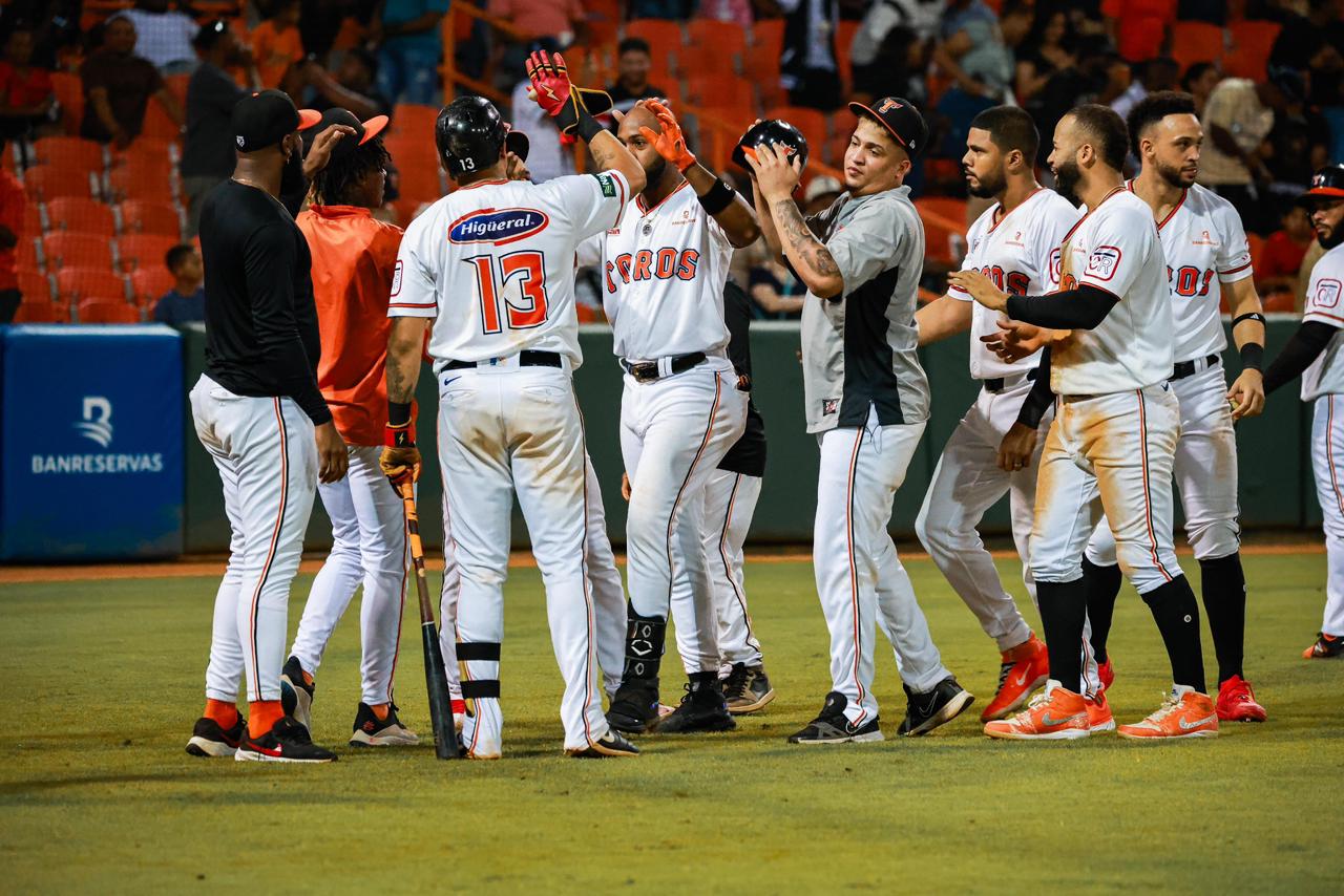 Jiménez, Alcántara y De la Cruz la sacan en victoria de los Toros sobre los Gigantes