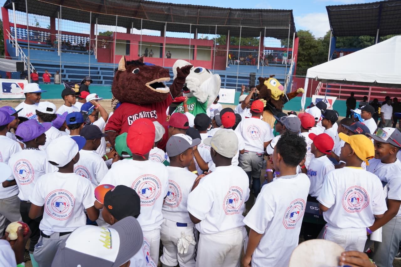 Baní acoge clínica regional de béisbol para niños de 8 a 10 años