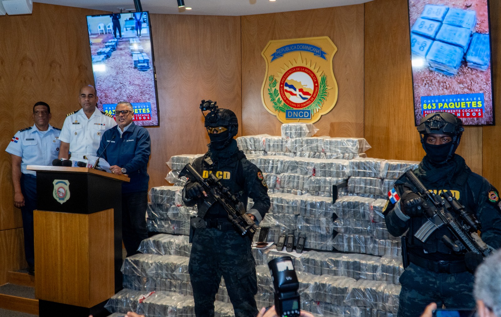 Intervienen embarcación con 863 paquetes presumible cocaína; hay dos detenidos