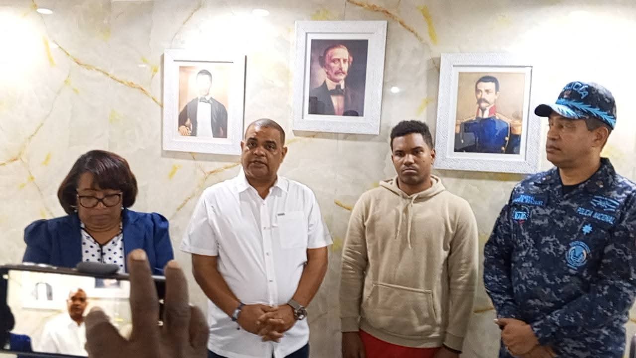 Hombre acusado de varios delitos se entrega a la Policía en Barahona