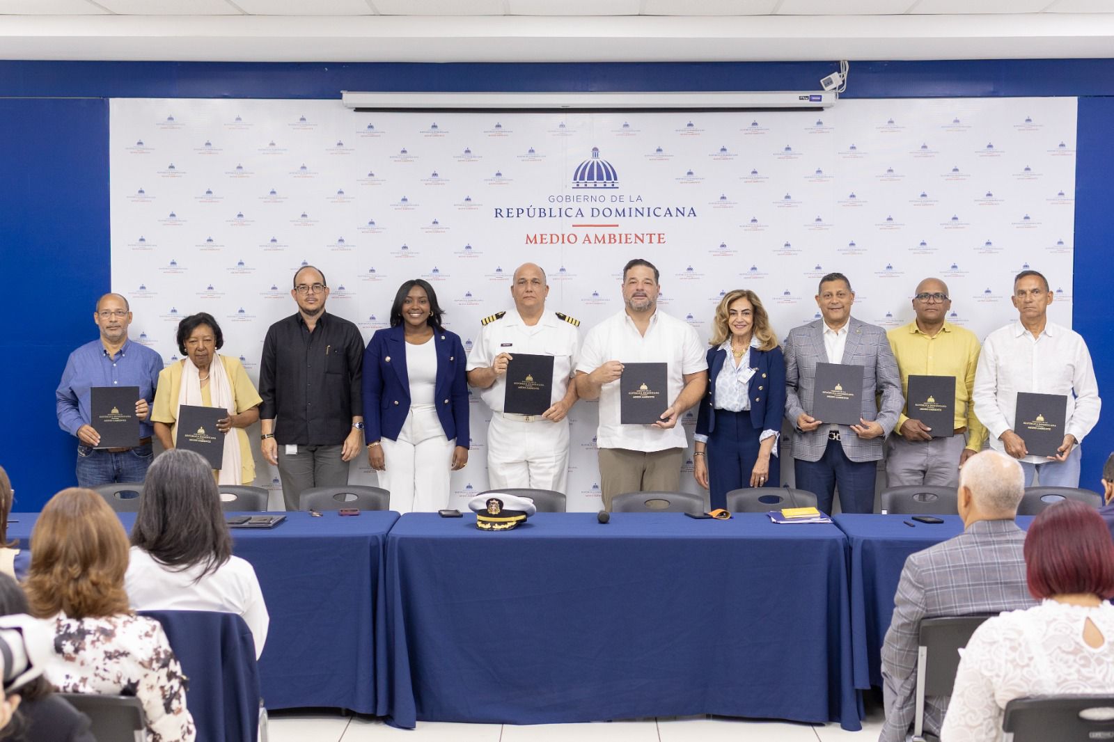 Medio Ambiente da apertura a temporada de avistamiento de ballenas jorobadas 2026 con firma de un acuerdo de gestión