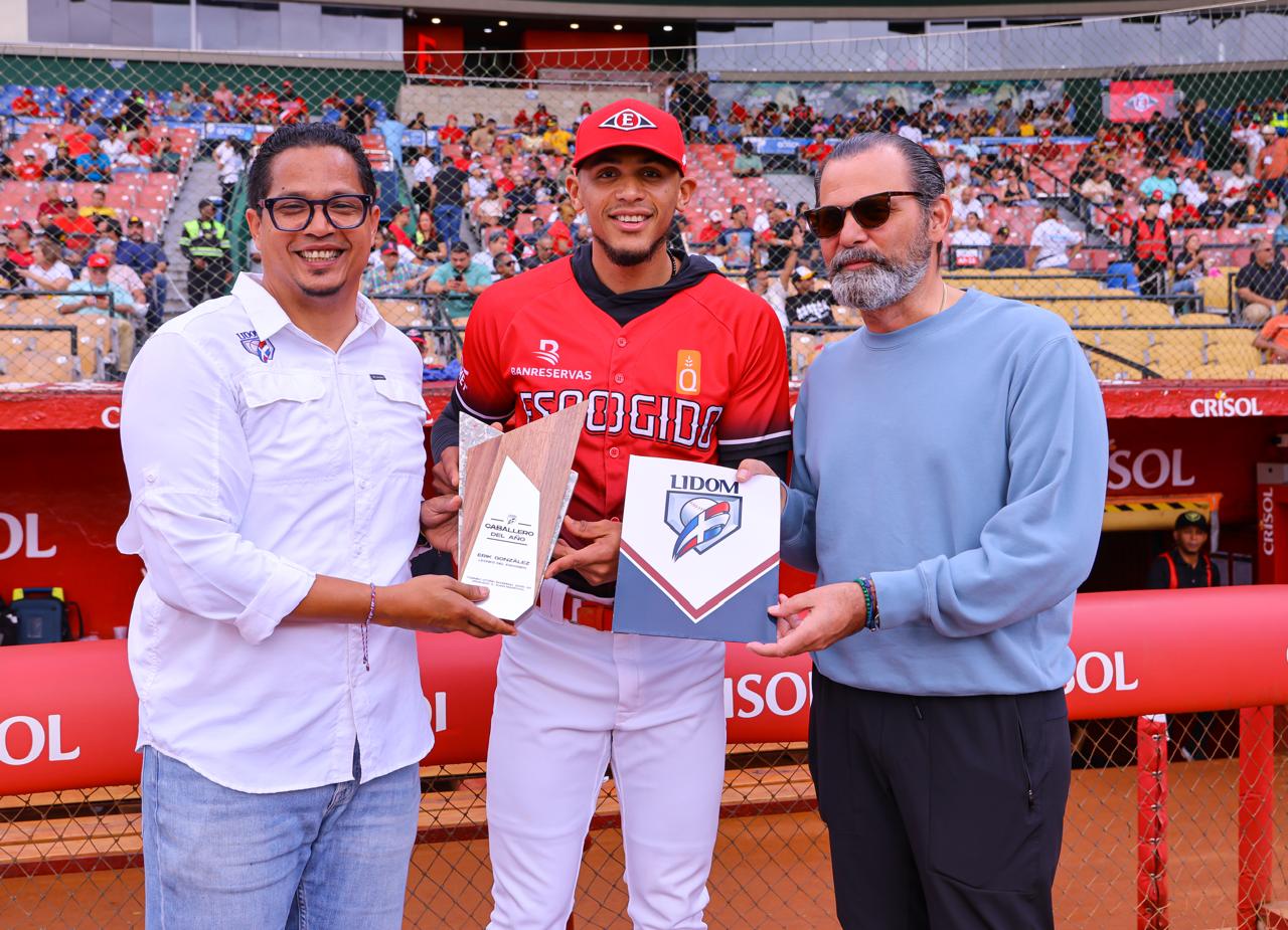 Lidom entrega premio Caballero del Año a Erik González