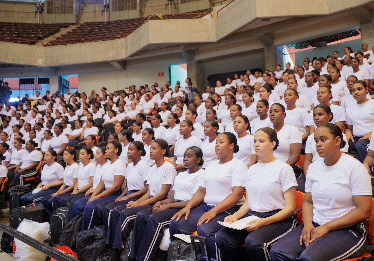 Más de mil mujeres ingresan a la Escuela de Entrenamiento Policial