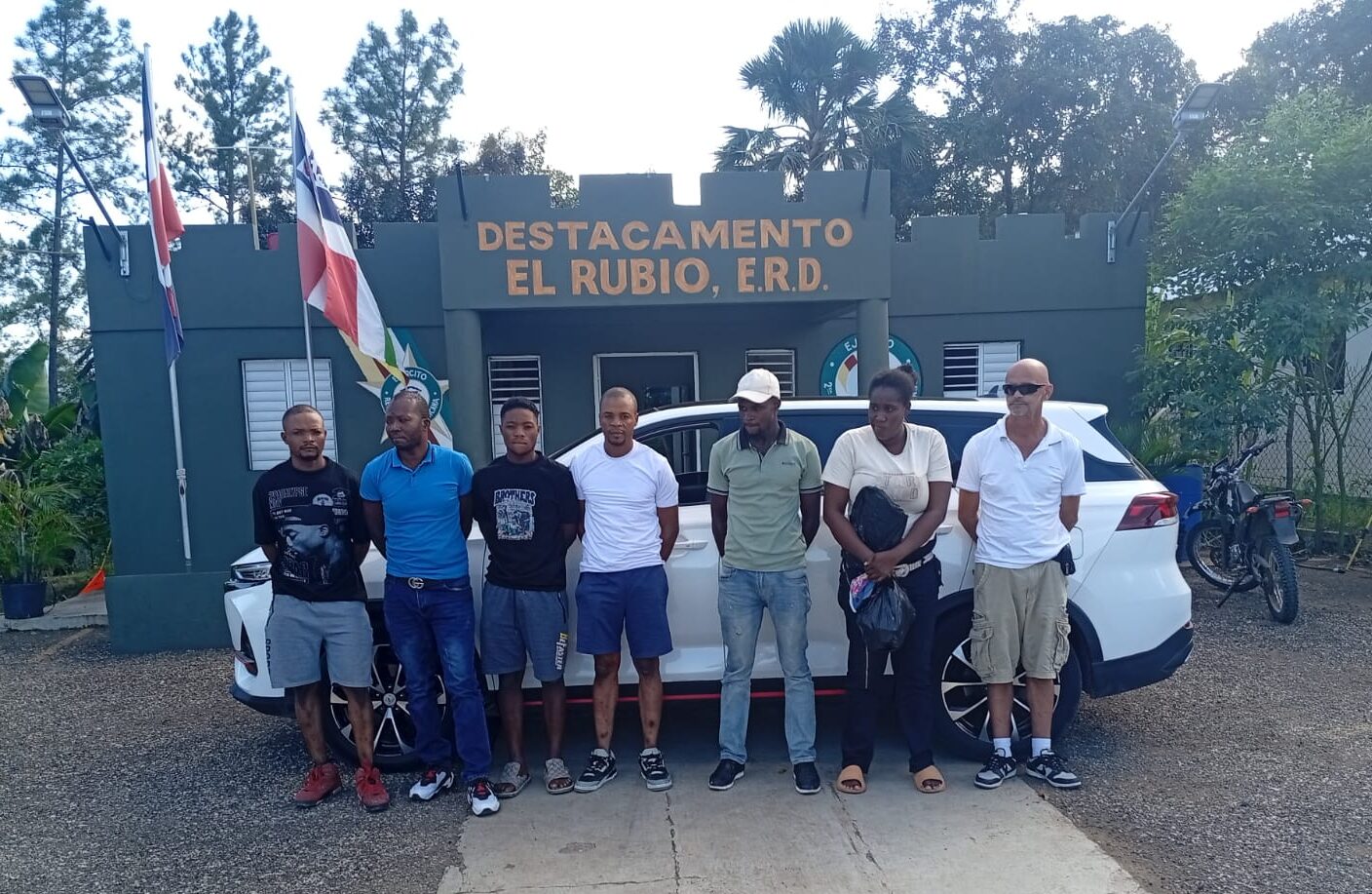 Detienen a ciudadano canadiense transportando haitianos indocumentados en Santiago