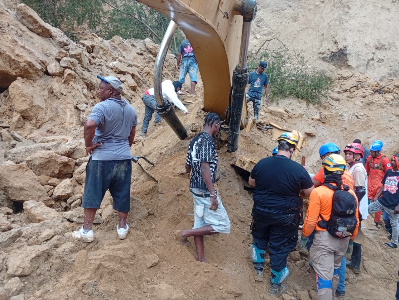 Autoridades paraliza extracción ilegal en Nigua tras muerte de operador