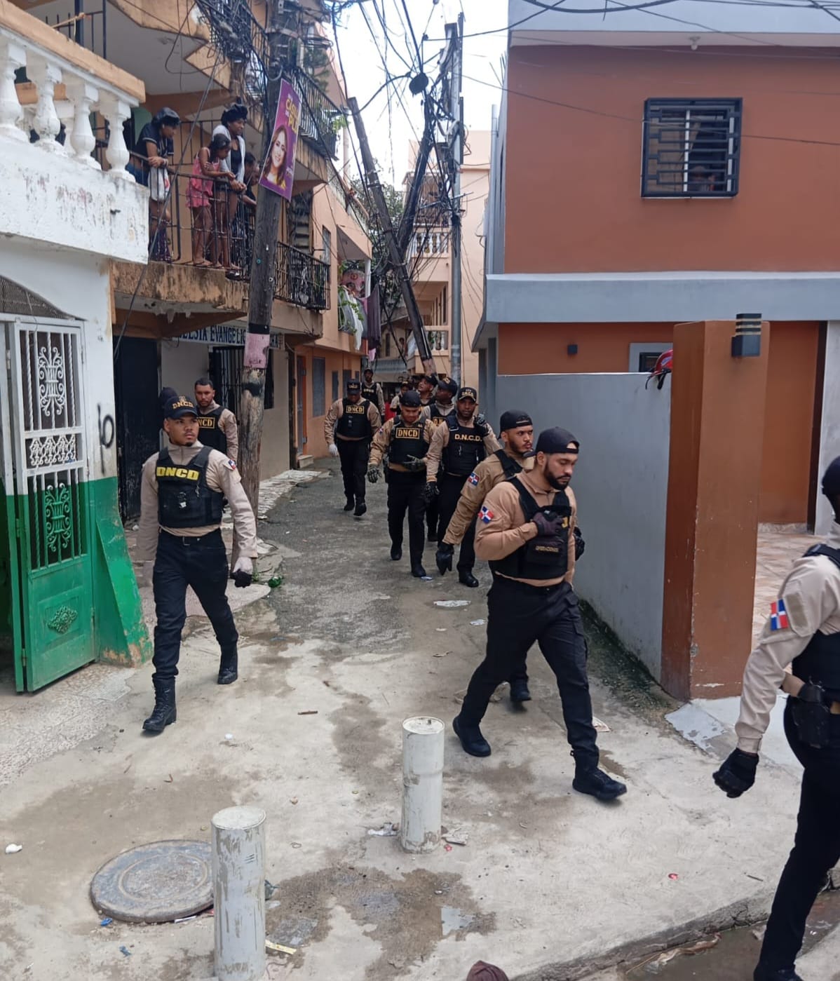 DNCD interviene sector Manganagua; arresta 13 personas y ocupa cientos de gramos de supuestos narcóticos  