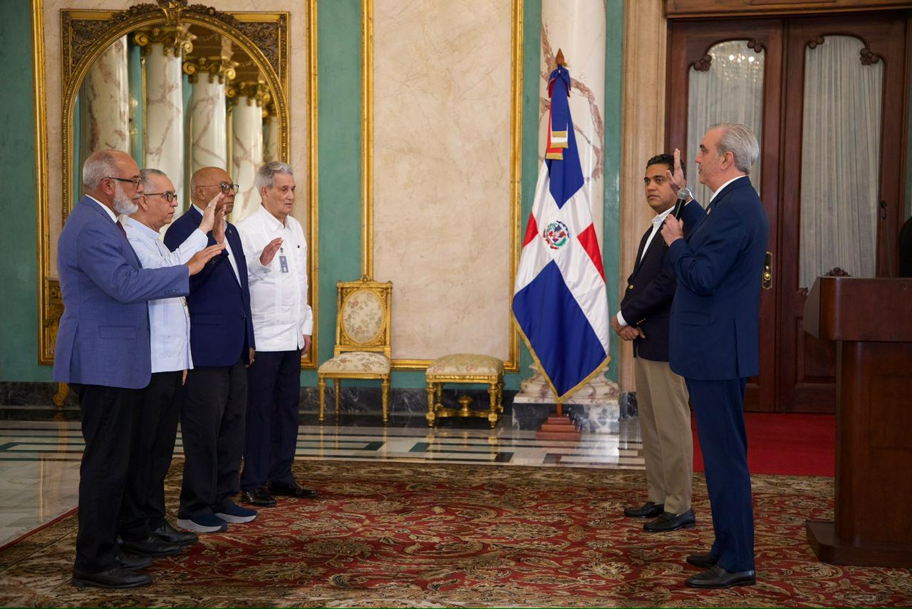 Abinader juramenta comisión de veeduría que supervisará obras deportivas financiadas con recursos recuperados de la corrupción