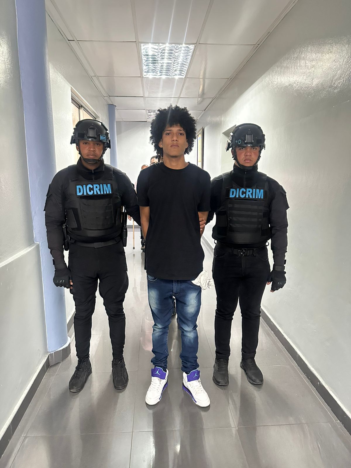 Fundación entrega a joven acusado de matar a otro con tabla cubierta de clavos