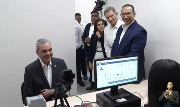 Presidente Abinader recibe primer pasaporte electrónico dominicano