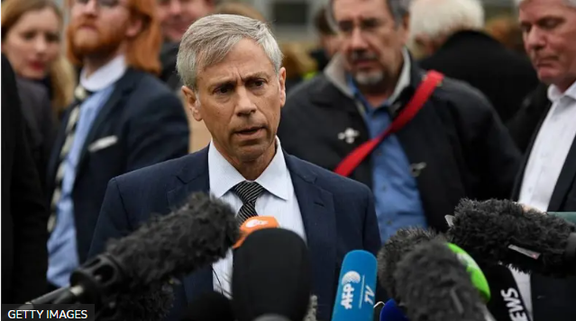 Quién es Barry Pollack, el abogado que representa a Maduro en EE.UU. y defendió a Julian Assange