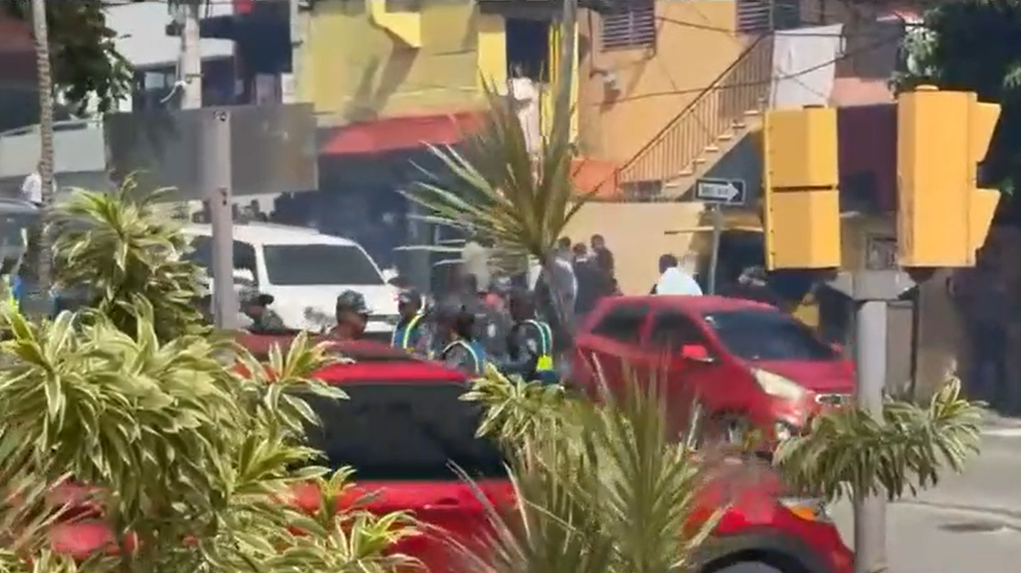 Bombas lacrimógenas disuelven protesta de policías retirados por deudas